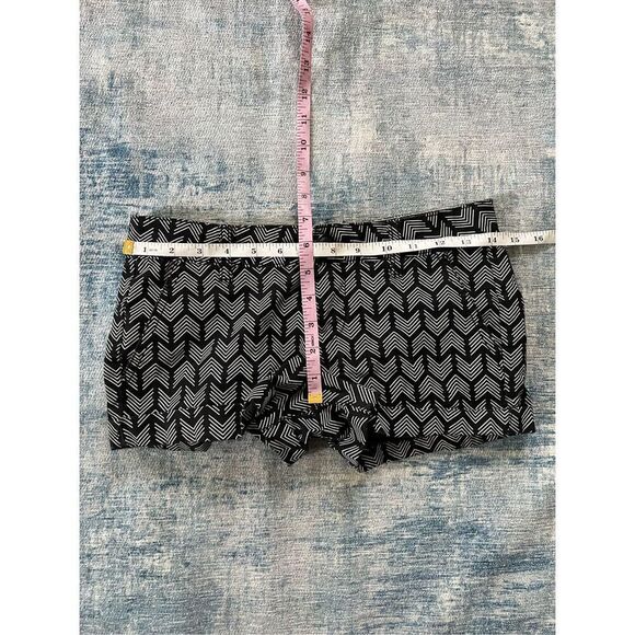 So Black White Chevron Pattern Cuffed Hem Shorts Size 0 - Picture 5 of 6